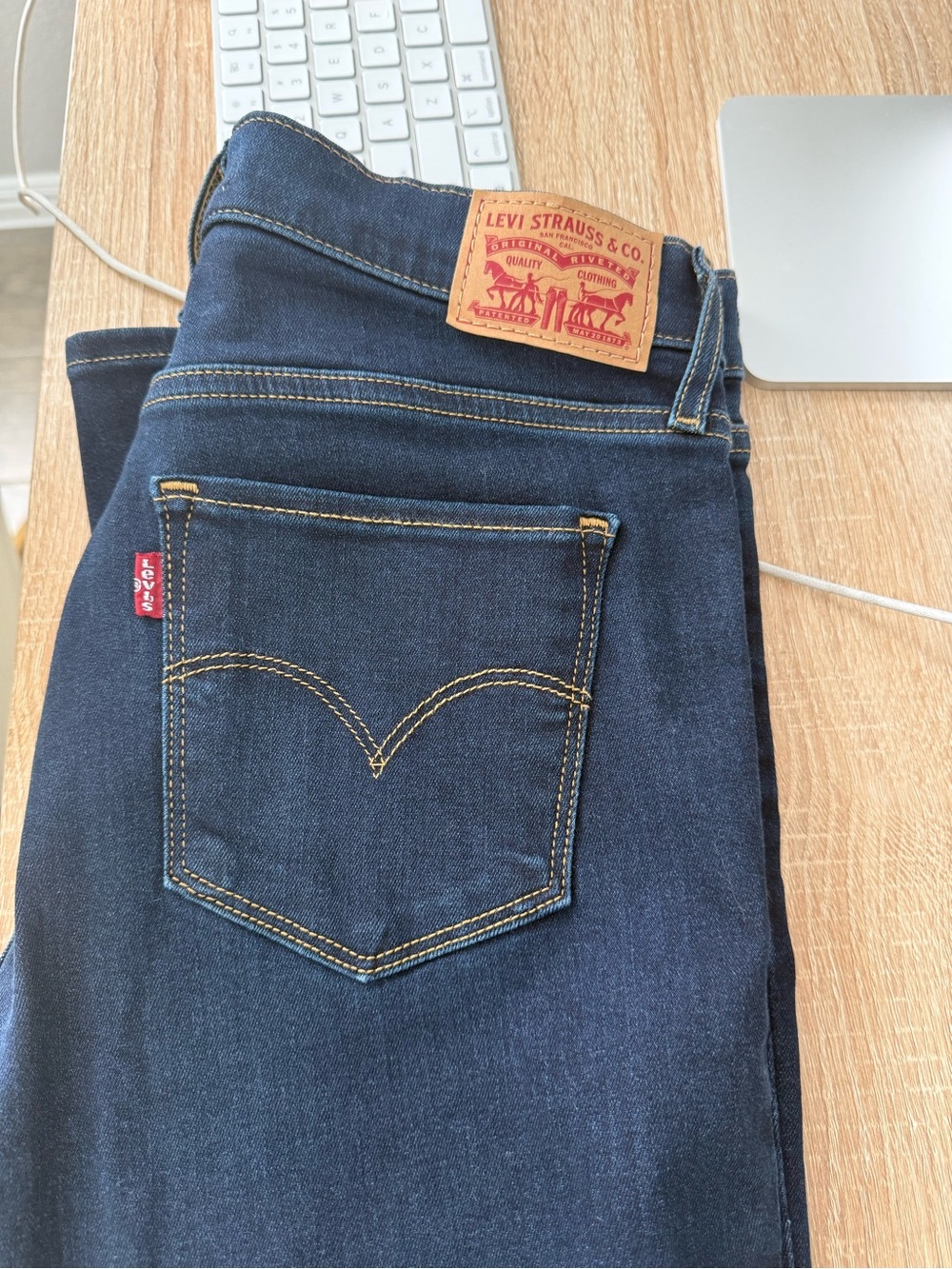 Levi's Women's Indigo Skinny Jeans with Contrast Stitching